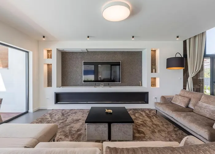 فيلة Beachfront With Heated Infinity Pool And Direct Sea Access Near Split Kaštela