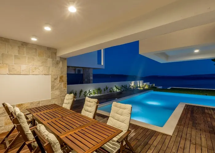 فيلة Beachfront With Heated Infinity Pool And Direct Sea Access Near Split *
