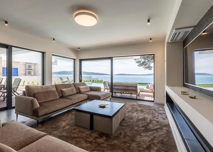فيلة Beachfront With Heated Infinity Pool And Direct Sea Access Near Split