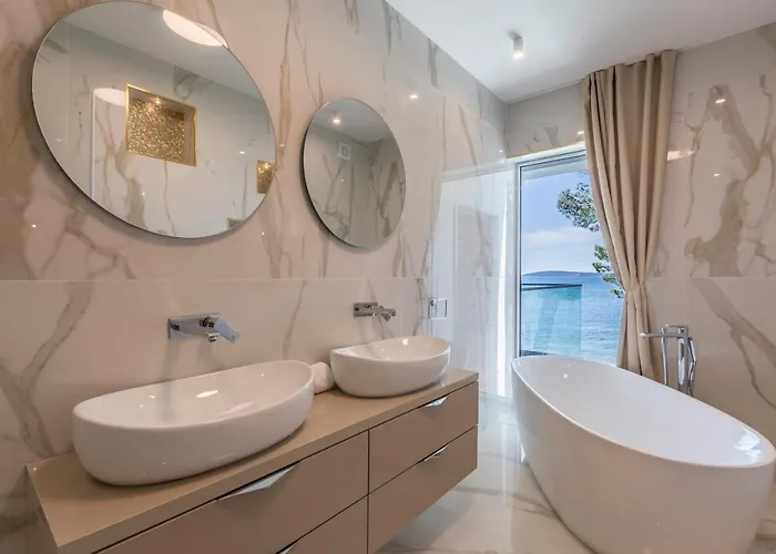 فيلة Beachfront With Heated Infinity Pool And Direct Sea Access Near Split