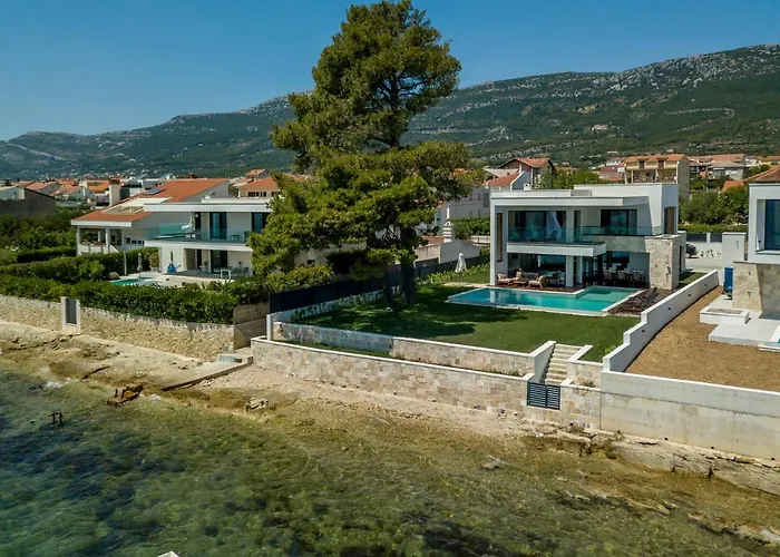 فيلة Beachfront With Heated Infinity Pool And Direct Sea Access Near Split