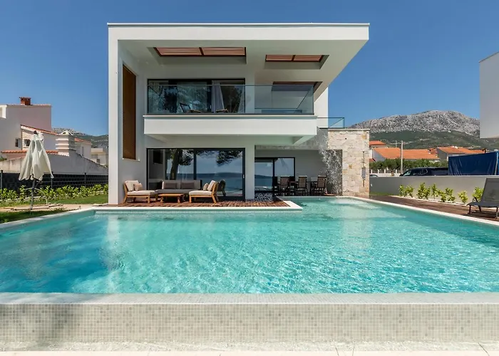 Beachfront With Heated Infinity Pool And Direct Sea Access Near Split فيلة