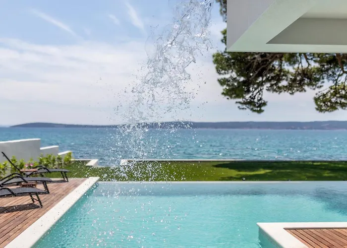 Beachfront With Heated Infinity Pool And Direct Sea Access Near Split فيلة