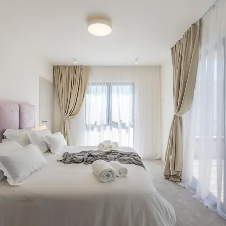 Beachfront With Heated Infinity Pool And Direct Sea Access Near Split Willa *
