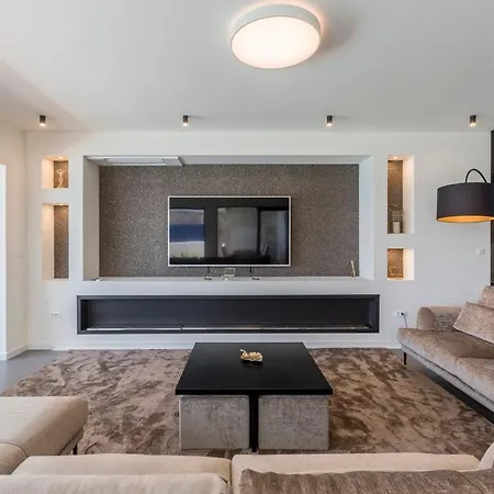 Willa Beachfront With Heated Infinity Pool And Direct Sea Access Near Split Kaštela