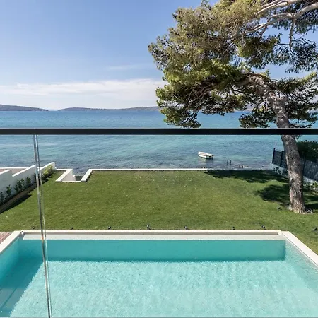 Beachfront With Heated Infinity Pool And Direct Sea Access Near Split Willa Kaštela