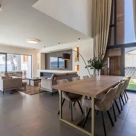 Willa Beachfront With Heated Infinity Pool And Direct Sea Access Near Split Kaštela
