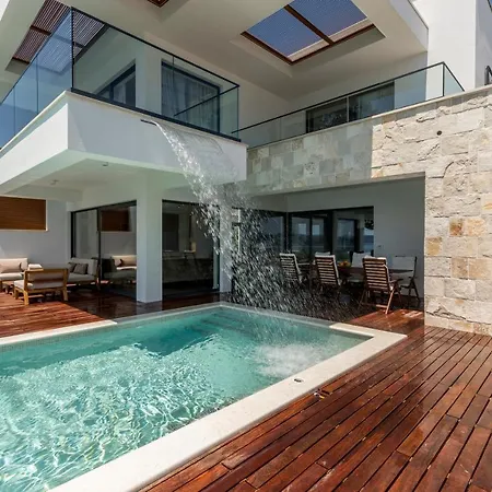 Beachfront With Heated Infinity Pool And Direct Sea Access Near Split * Kaštela
