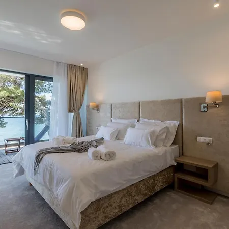 Beachfront With Heated Infinity Pool And Direct Sea Access Near Split Kaštela