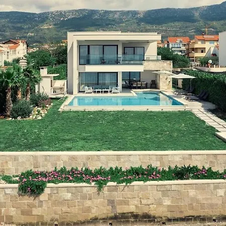 Beachfront With Heated Infinity Pool And Direct Sea Access Near Split Willa *