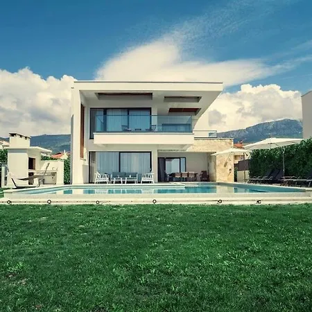 Beachfront With Heated Infinity Pool And Direct Sea Access Near Split *