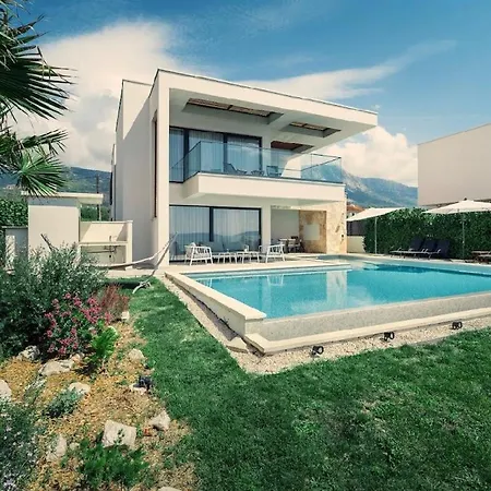 Beachfront With Heated Infinity Pool And Direct Sea Access Near Split Willa *