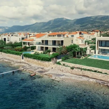 Vila Beachfront With Heated Infinity Pool And Direct Sea Access Near Split *