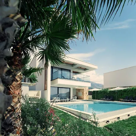 Willa Beachfront With Heated Infinity Pool And Direct Sea Access Near Split Kaštela