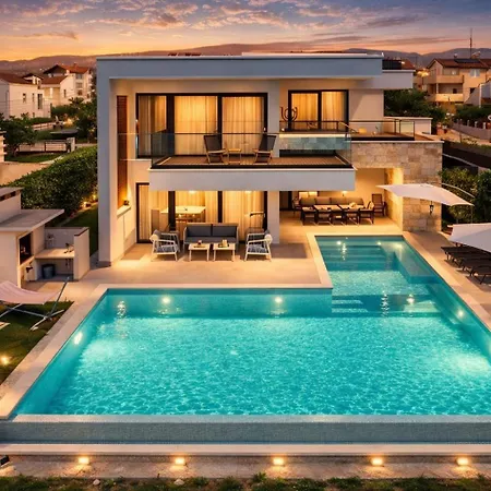 Beachfront With Heated Infinity Pool And Direct Sea Access Near Split Vila *
